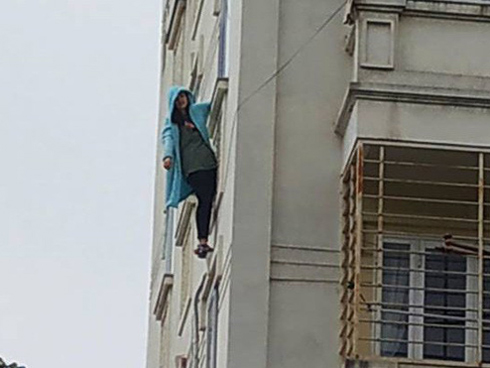 Tài xế taxi bị 1 trong 2 nam hành khách dùng dao cứa cổ khi dừng xe theo yêu cầu-1