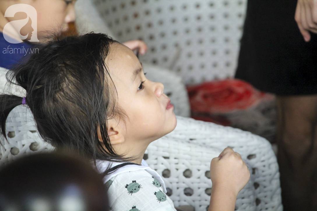 Hình ảnh mới nhất của Pàng - Em bé Mường Lát bố mẹ mất sớm, không có quần áo ngồi bệt giữa trời giá rét-11