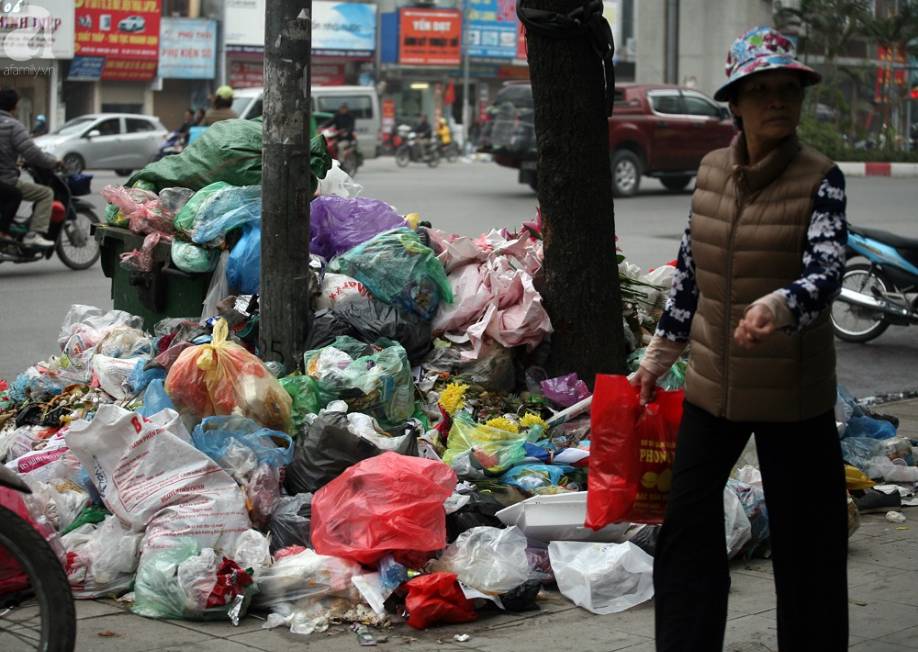 Người dân chặn không cho xe rác vào bãi, khiến rác ngập Hà Nội: Chúng tôi chẳng ai muốn điều này-1