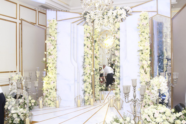 Cận cạnh vợ trẻ 9x da nâu miệng rộng của Lê Hiếu trong đám cưới hạng sang hạn chế khách mời-7