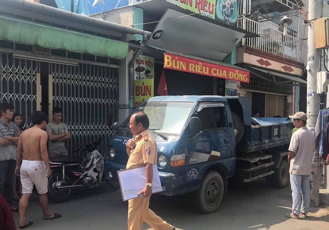 TP.HCM: Bé gái 2 tuổi bị xe ben lùi tông chết trước nhà, người mẹ khóc nghẹn khi không thể cứu được con-1