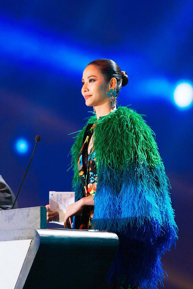 Nhờ đôi chân 1m12 mà Thanh Hằng ăn đứt” Hoàng Thùy và H’Hen Niê khi diện áo lông sắc màu-1