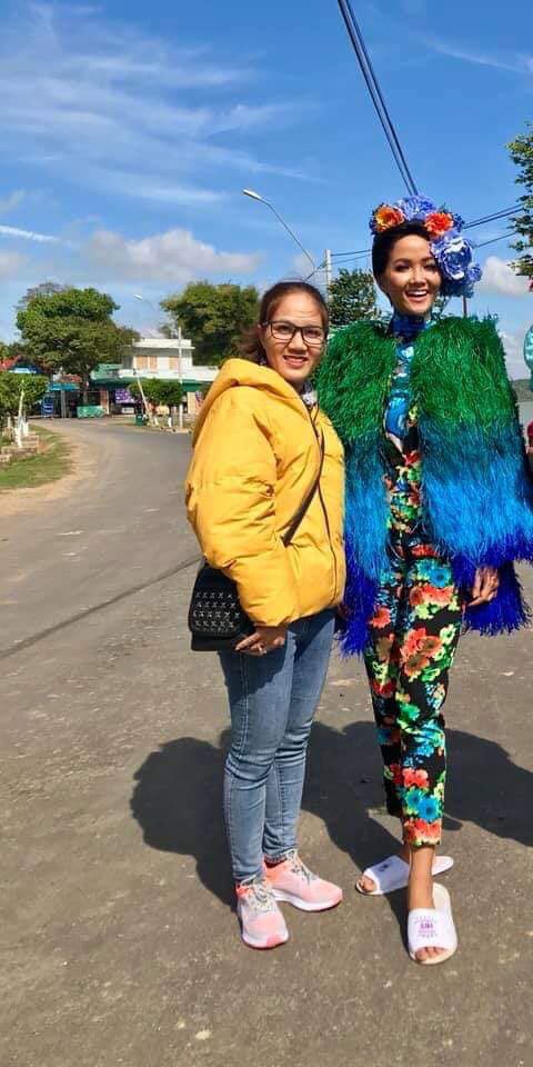 Nhờ đôi chân 1m12 mà Thanh Hằng ăn đứt” Hoàng Thùy và H’Hen Niê khi diện áo lông sắc màu-4