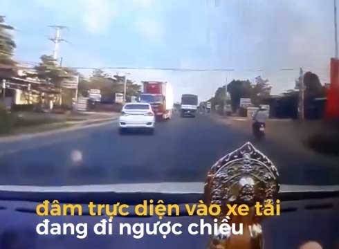 Phản xạ nhanh khó tin: Người phụ nữ đòi con khỏi bánh xe container trong tích tắc!-1