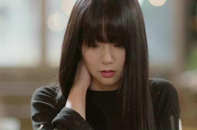 Chiêu thoát nạn của cô nhân viên trẻ xinh đẹp bị sếp dụ dỗ nhân cớ làm thêm cuối năm-1