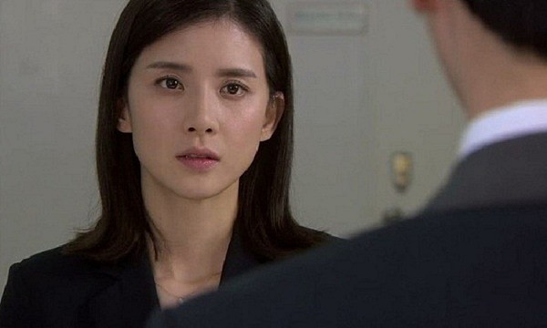 Chiêu thoát nạn của cô nhân viên trẻ xinh đẹp bị sếp dụ dỗ nhân cớ làm thêm cuối năm-2