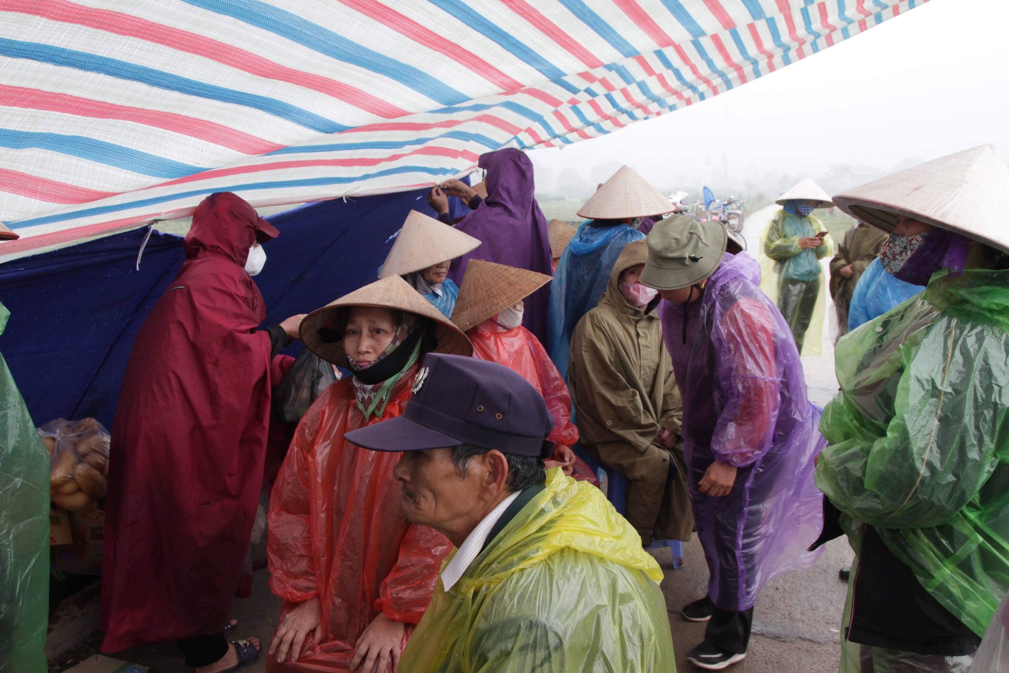 Cuộc sống cạnh bãi rác lớn nhất Hà Nội: Trong xóm có đám cưới chỉ đến uống chén rượu, không dám ăn-1