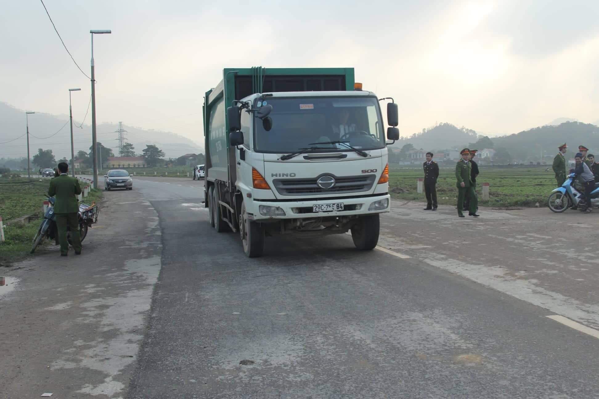 Cuộc sống cạnh bãi rác lớn nhất Hà Nội: Trong xóm có đám cưới chỉ đến uống chén rượu, không dám ăn-4