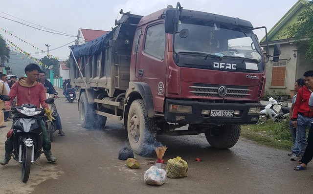 Chạy ra khỏi cổng trường mầm non, bé gái 4 tuổi bị xe ben cán tử vong-1