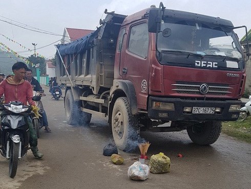 Chạy ra khỏi cổng trường mầm non, bé gái 4 tuổi bị xe ben cán tử vong