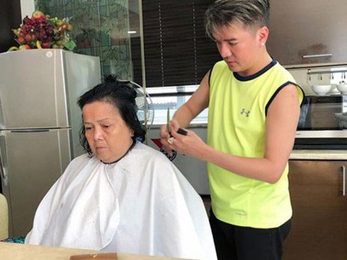 Hành động đặc biệt của Đàm Vĩnh Hưng trước ngày sinh nhật mẹ