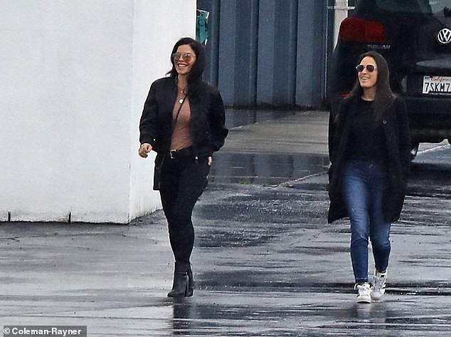 Nhân tình của tỷ phú Amazon lần đầu xuất hiện sau bê bối là kẻ thứ 3 trong tư thế của người chiến thắng-4