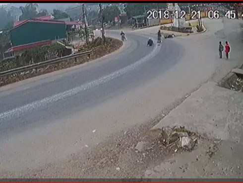 Clip: Hàng loạt xe máy gặp nạn tại khúc cua tử thần ở Yên Bái