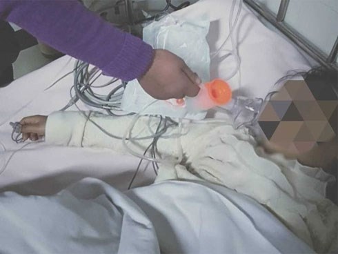 Cháu gái về nhà trong tình trạng máu chảy đầy quần, dì biết chuyện liền báo cảnh sát và hé lộ vụ bạo hành tàn độc ở trường học