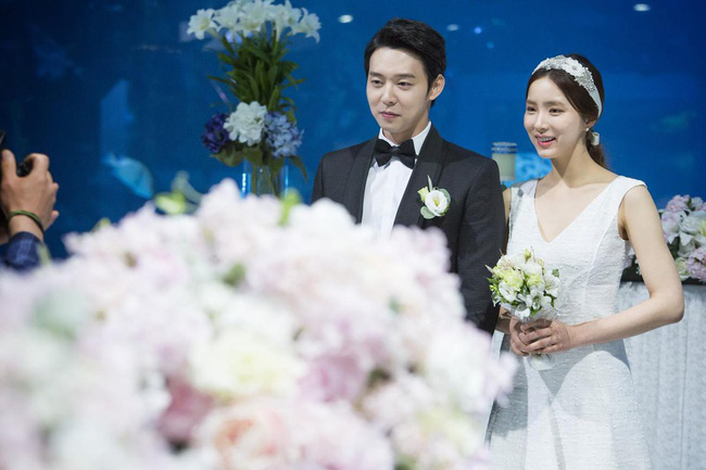 Đêm tân hôn mẹ chồng đòi ngủ cùng, nàng dâu liền bật dậy, ôm gối đi ra ngoài khiến bà sợ khiếp vía-1