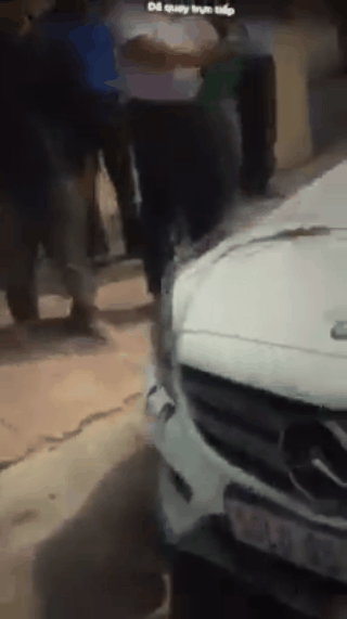 Cầm búa đập liên hồi vào xe Mercedes chắn trước nhà, người phụ nữ tỉnh bơ: Nó thách cô-1