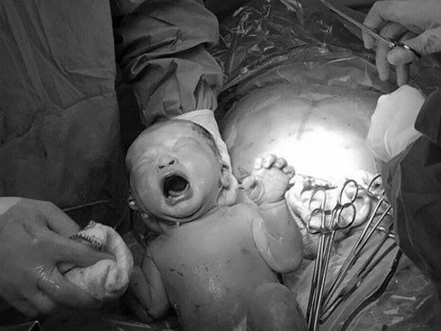 Bức thư của mẹ gửi con sơ sinh vừa qua đời sốt MXH: Xung quanh ai cũng áp con vào ngực, riêng mẹ thì không!