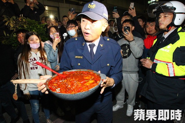 Bạo hành con chỉ vì mua thịt viên không bỏ ớt, ông bố bị dân mạng đánh đến nhập viện rồi vạch trần bộ mặt thật đáng ghê tởm-4