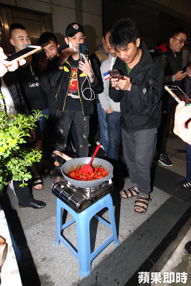 Bạo hành con chỉ vì mua thịt viên không bỏ ớt, ông bố bị dân mạng đánh đến nhập viện rồi vạch trần bộ mặt thật đáng ghê tởm-5