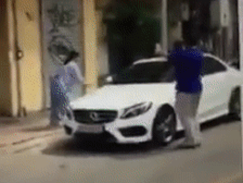 Cầm búa đập liên hồi vào xe Mercedes chắn trước nhà, người phụ nữ tỉnh bơ: