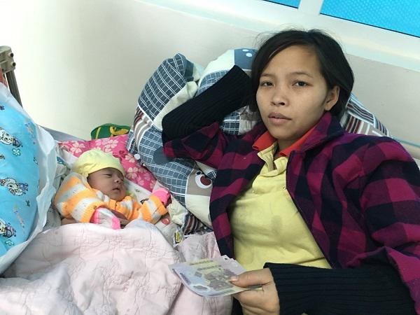 Bé gái 7 ngày tuổi phải quấn nilon chống rét, ở viện cùng mẹ chăm bố mắc bạo bệnh-4