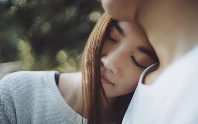 Trước hôn lễ hai ngày, anh hàng xóm mang bó hồng đến cầu hôn tôi ngay trước mặt chồng sắp cưới!!!-1