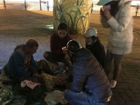 Đưa ông lão bế cháu ngoại lang thang dưới cầu Chương Dương vào trung tâm bảo trợ-2