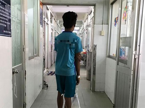 Sinh ra là con trai nhưng cậu bé phải tiểu ngồi, 14 năm sau gia đình mới biết nguyên nhân