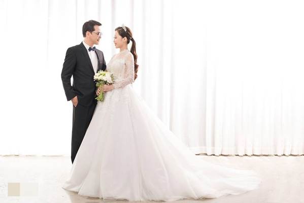 Hé lộ ảnh cưới của NSND Trung Hiếu và vợ kém 19 tuổi xinh như hotgirl-3