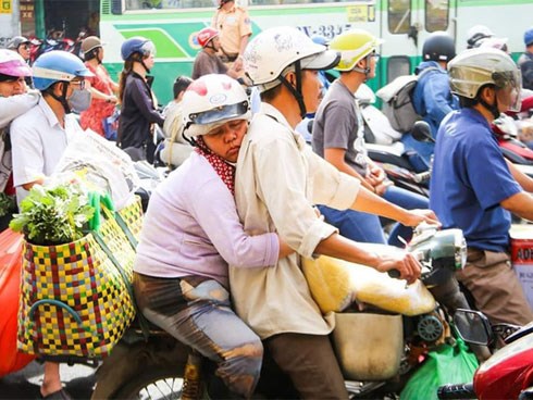 Người phụ nữ lấm lem dựa lưng chồng ngủ giữa giờ tan tầm khiến bao người xúc động