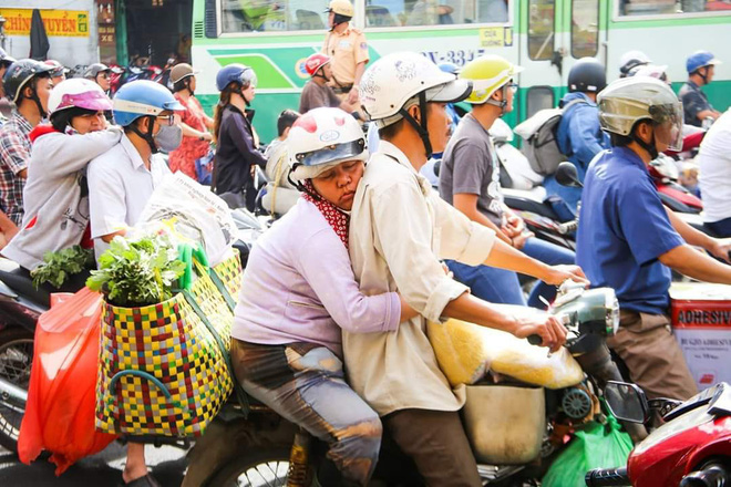 Người phụ nữ lấm lem dựa lưng chồng ngủ giữa giờ tan tầm khiến bao người xúc động-1