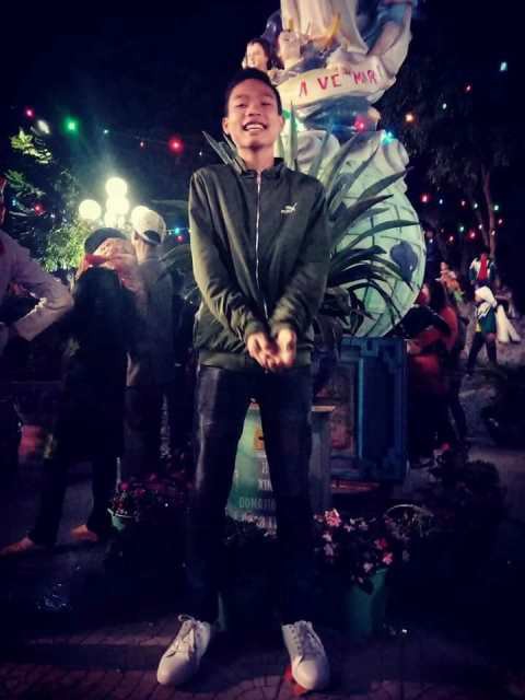 Ông bố hiếm muộn khổ sở ăn bánh mì, ngủ ghế đá tìm kiếm con trai bỏ nhà đi-1