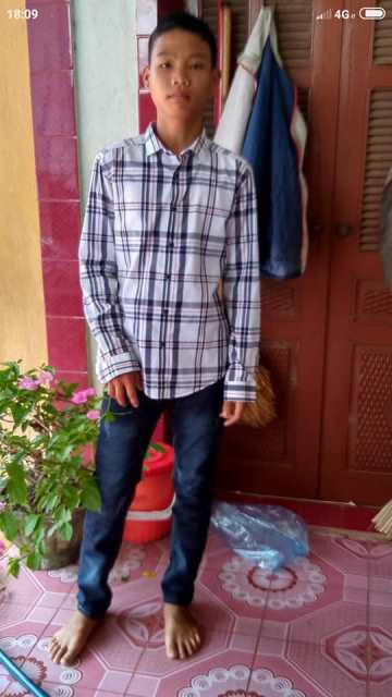 Ông bố hiếm muộn khổ sở ăn bánh mì, ngủ ghế đá tìm kiếm con trai bỏ nhà đi-2