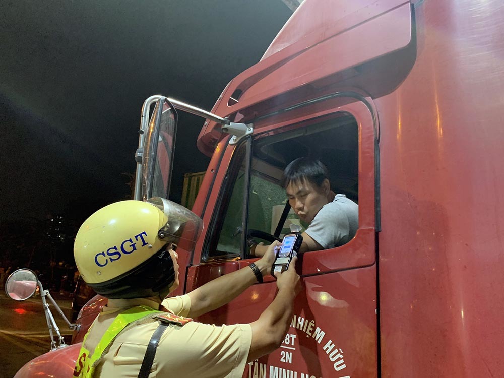CSGT chặn cửa ngõ Sài Gòn, xử lý tài xế say xỉn, chơi ma túy-2