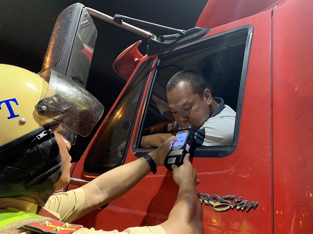 CSGT chặn cửa ngõ Sài Gòn, xử lý tài xế say xỉn, chơi ma túy-6