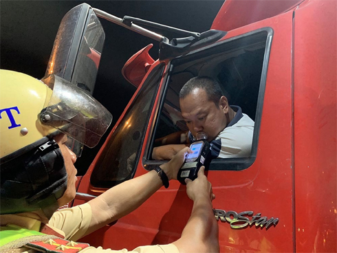 Thương tâm: Bình xăng cũ phát nổ trong đống rác, bé 28 tháng tuổi tử vong vì bỏng nặng-3