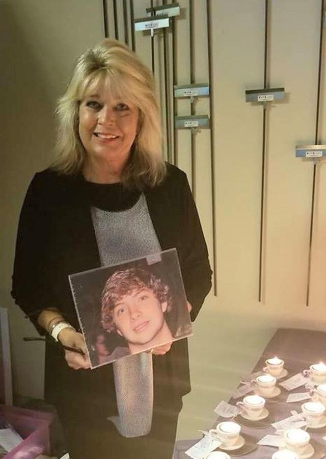 Tưởng người lạ vào bếp, mẹ sốc nặng khi thấy... bóng ma của con trai đã qua đời-2