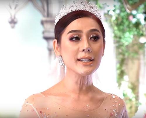 Hết da đen sạm, mặt đầy nếp nhăn, Lâm Khánh Chi lại gây choáng với vùng cổ chảy xệ-3