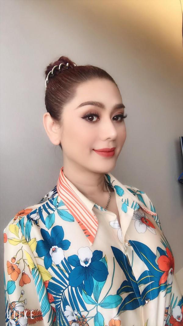 Hết da đen sạm, mặt đầy nếp nhăn, Lâm Khánh Chi lại gây choáng với vùng cổ chảy xệ-14