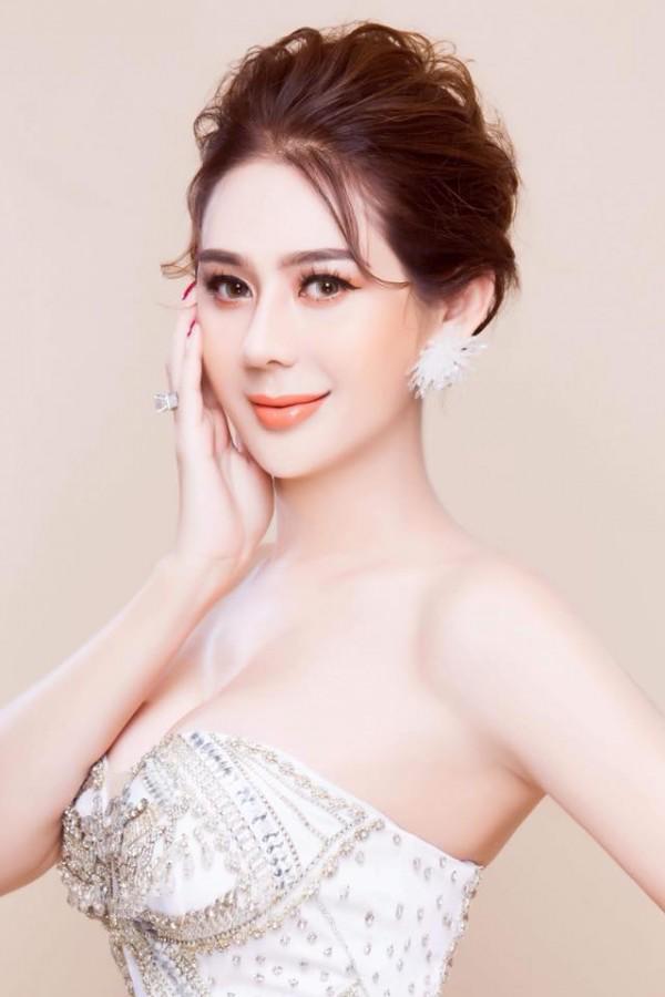 Hết da đen sạm, mặt đầy nếp nhăn, Lâm Khánh Chi lại gây choáng với vùng cổ chảy xệ-8