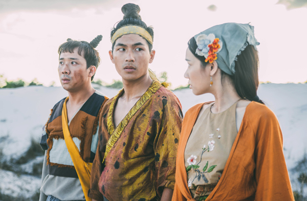 Trấn Thành chấp nhận làm nền cho hot boy 1,86m-1