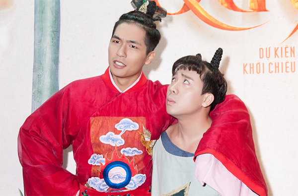 Trấn Thành chấp nhận làm nền cho hot boy 1,86m-2