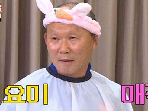 Hỏi thăm sức khỏe của học trò nhưng lại véo tai, đá chân: Chắc không có ai bá đạo và đáng yêu hơn thầy Park-1