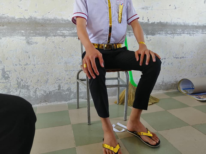 Đi học phong cách thái tử Dubai, nam sinh gây loá mắt với bộ phụ kiện lóng lánh ánh vàng đầy quý tộc-1