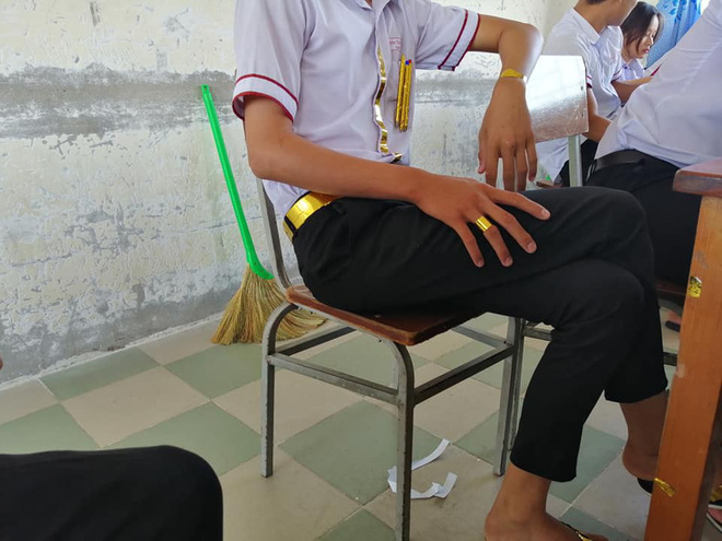 Đi học phong cách thái tử Dubai, nam sinh gây loá mắt với bộ phụ kiện lóng lánh ánh vàng đầy quý tộc-2