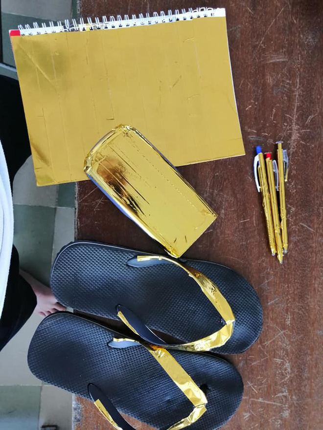 Đi học phong cách thái tử Dubai, nam sinh gây loá mắt với bộ phụ kiện lóng lánh ánh vàng đầy quý tộc-3