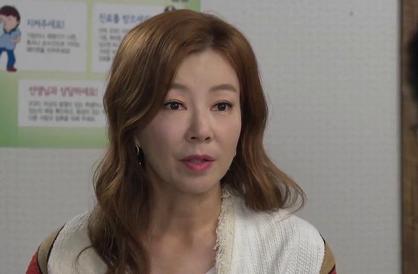 Gặp thông gia tham lam, mẹ cô dâu nói đúng một câu mà khiến bà mẹ chồng tương lai phải bẽ mặt-1