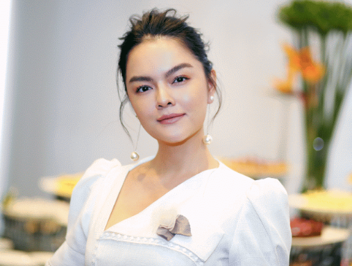 Single mom khổ lắm ai ơi: Hình ảnh Phạm Quỳnh Anh co ro ôm con gái trên máy bay gây xúc động mạnh-1