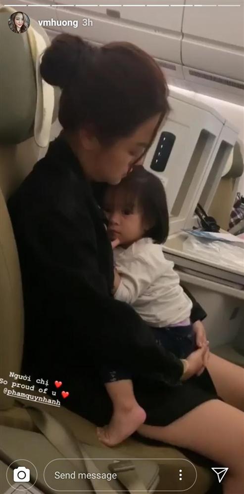 Single mom khổ lắm ai ơi: Hình ảnh Phạm Quỳnh Anh co ro ôm con gái trên máy bay gây xúc động mạnh-2