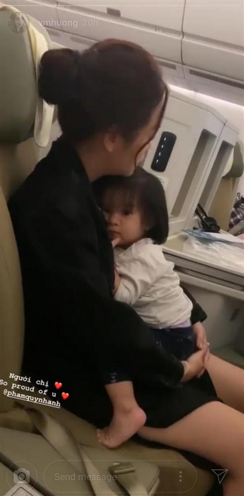 Single mom khổ lắm ai ơi: Hình ảnh Phạm Quỳnh Anh co ro ôm con gái trên máy bay gây xúc động mạnh-3